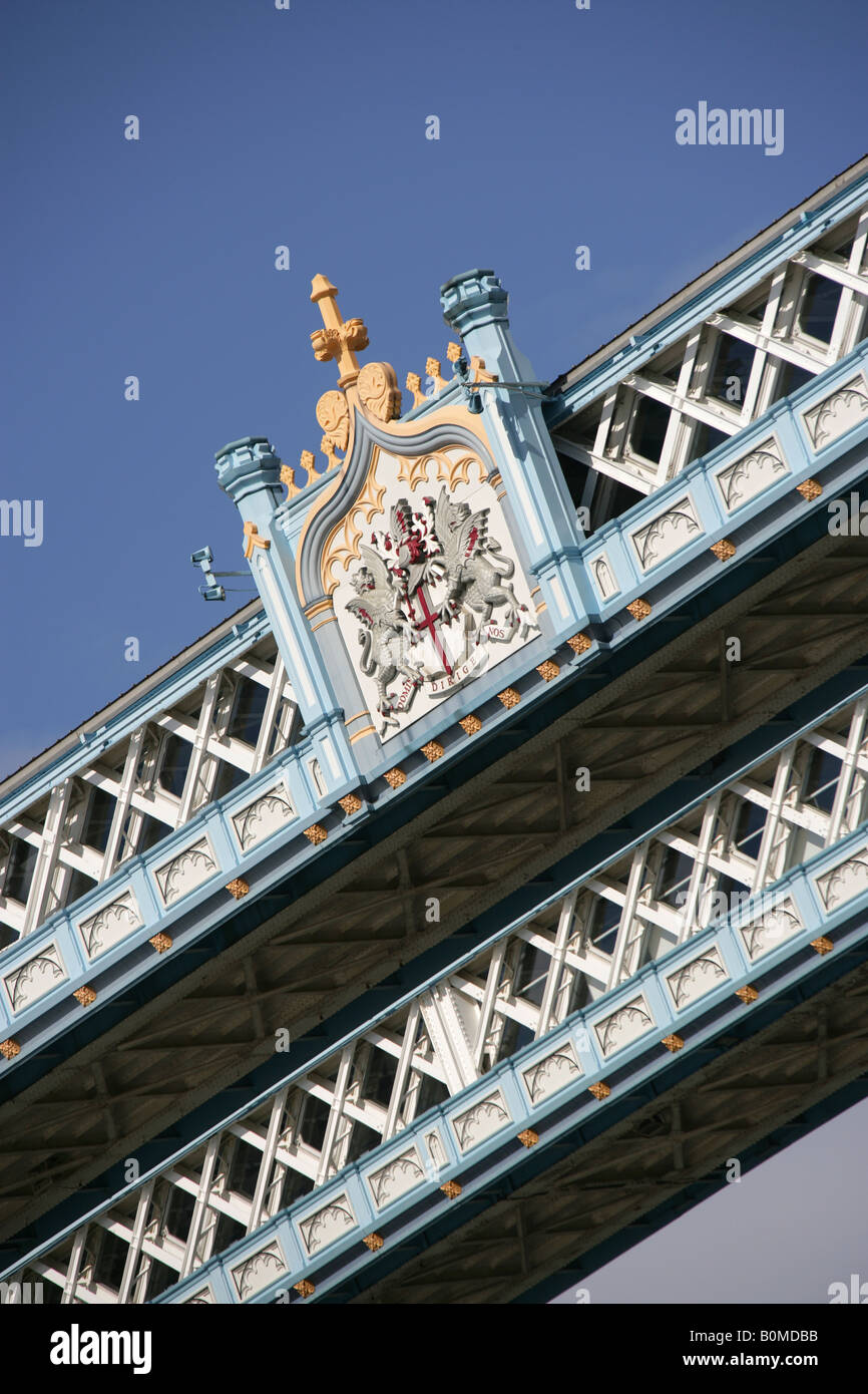 Ville de Londres, en Angleterre. Angle de vue de la tour haut pont passerelle et armoiries de la ville de Londres. Banque D'Images