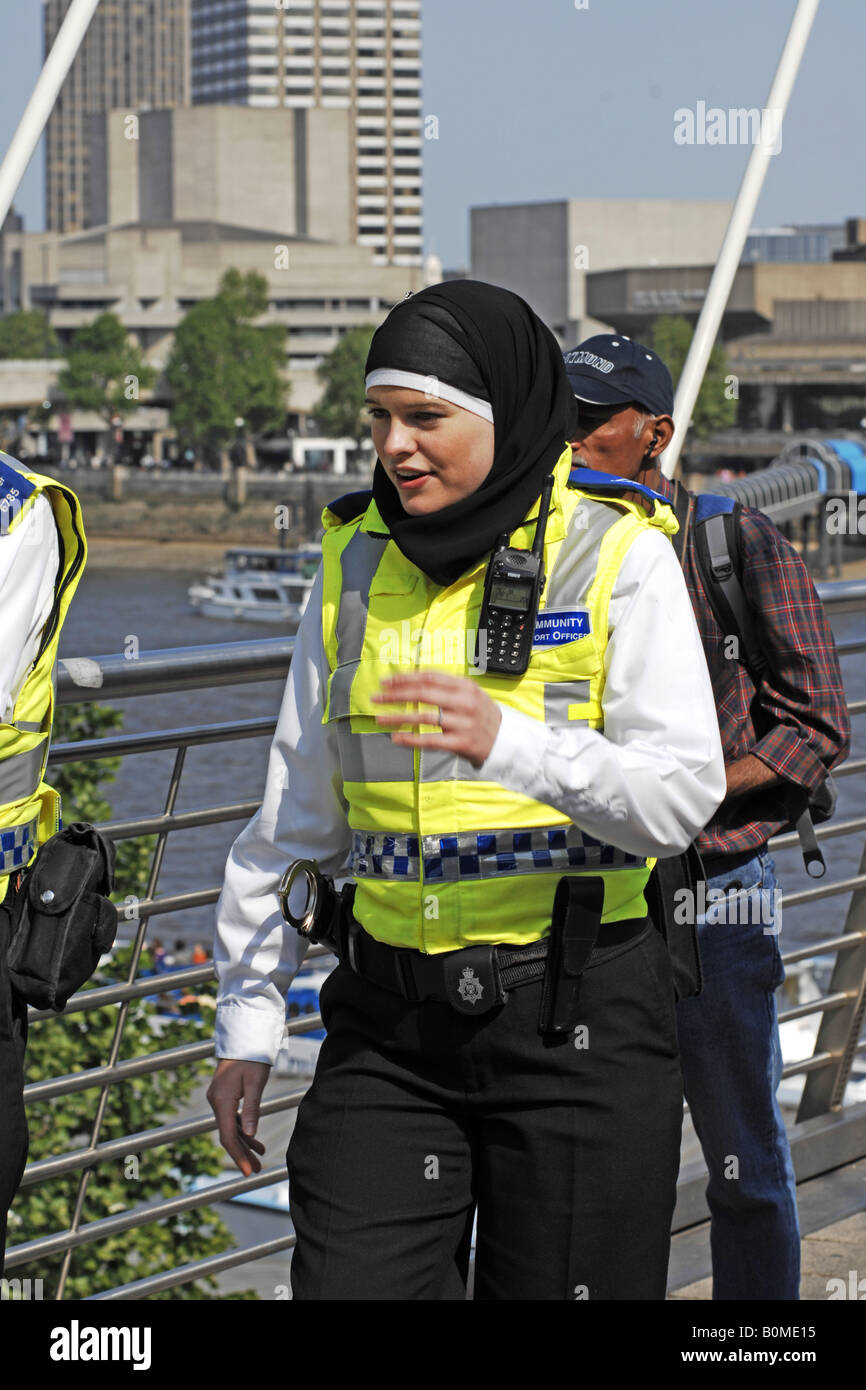 Femme musulmane portant son agent de police en service religieux headress  tandis qu'à Londres Photo Stock - Alamy