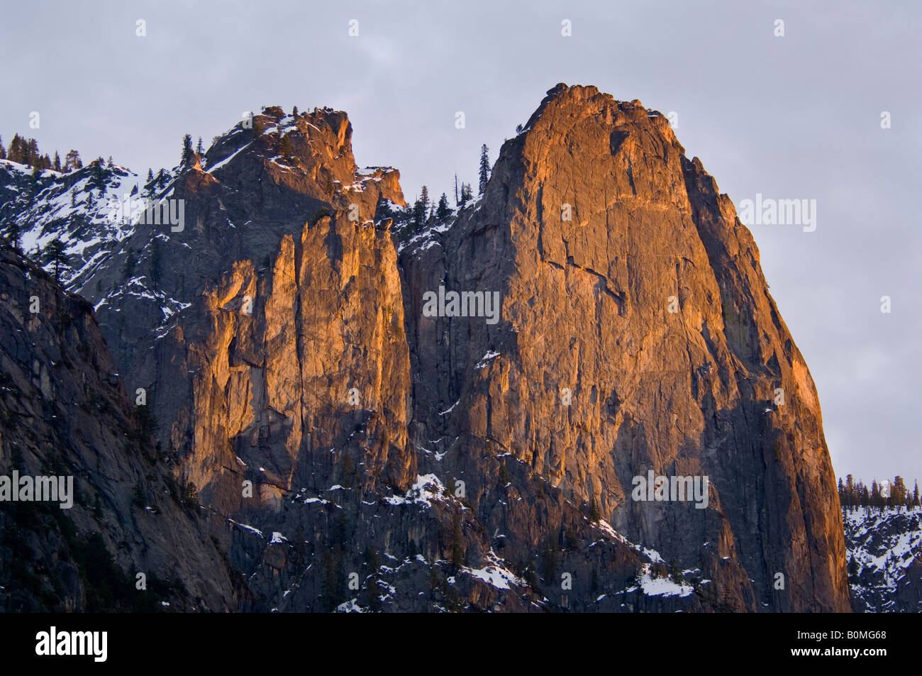 Coucher du soleil la lumière sur Sentinel Rock vallée de Yosemite Yosemite National Park California Banque D'Images