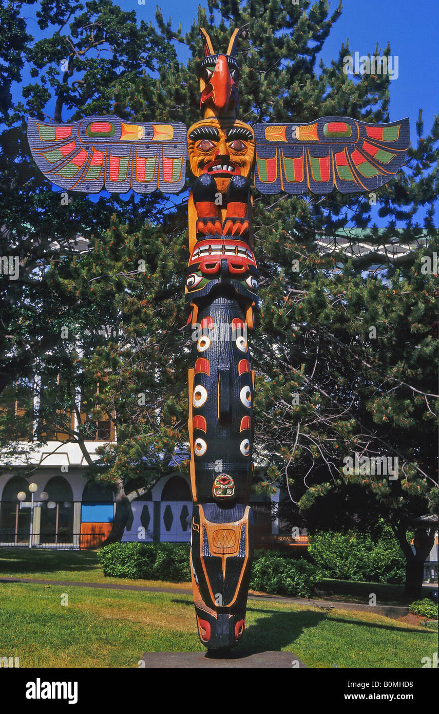 Totem indien à l'hôtel de ville de Victoria sur l'île de Vancouver, Colombie-Britannique, Canada Banque D'Images