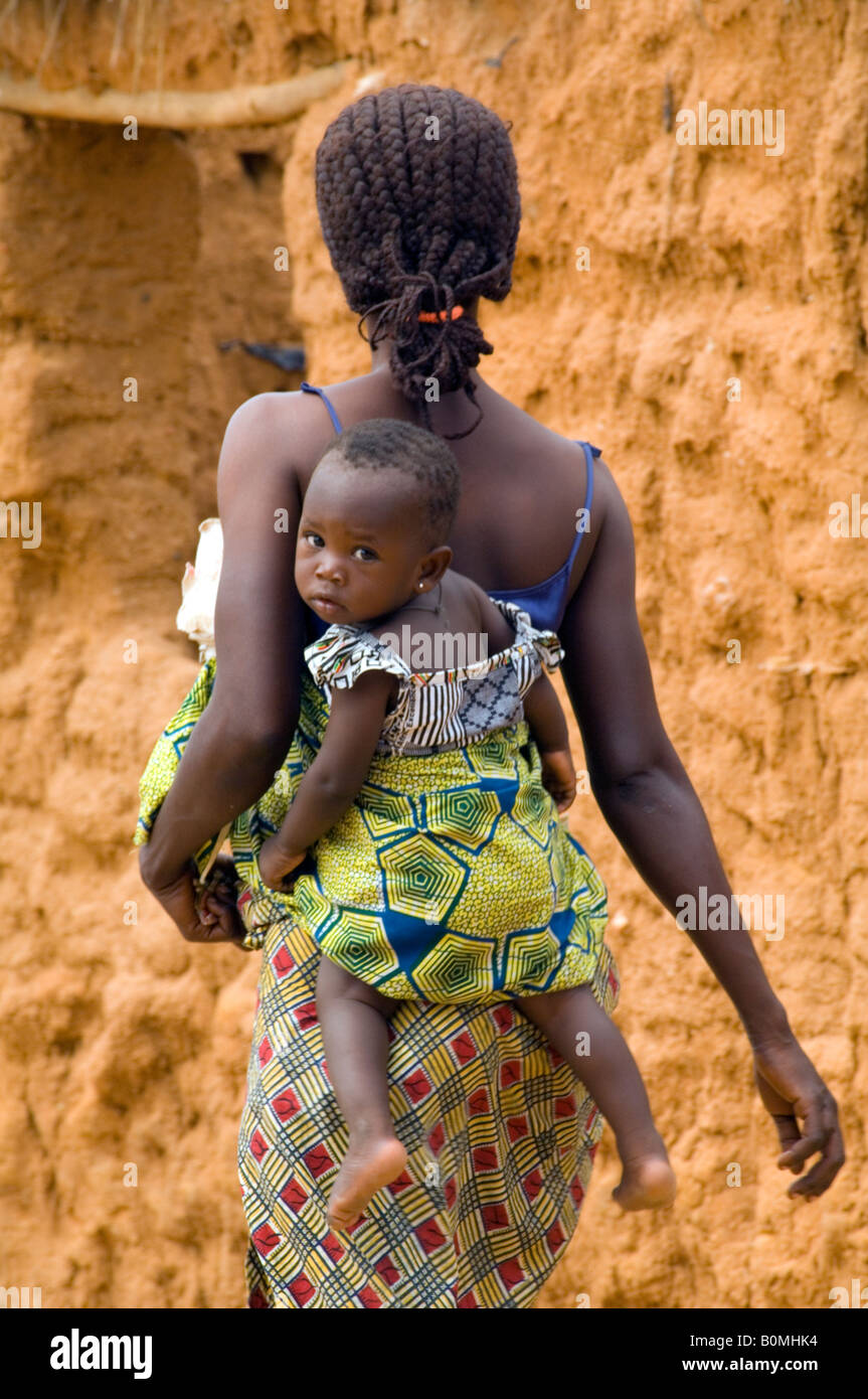 Mère porte son petit enfant sur son dos, Kuluedor, Ghana Banque D'Images