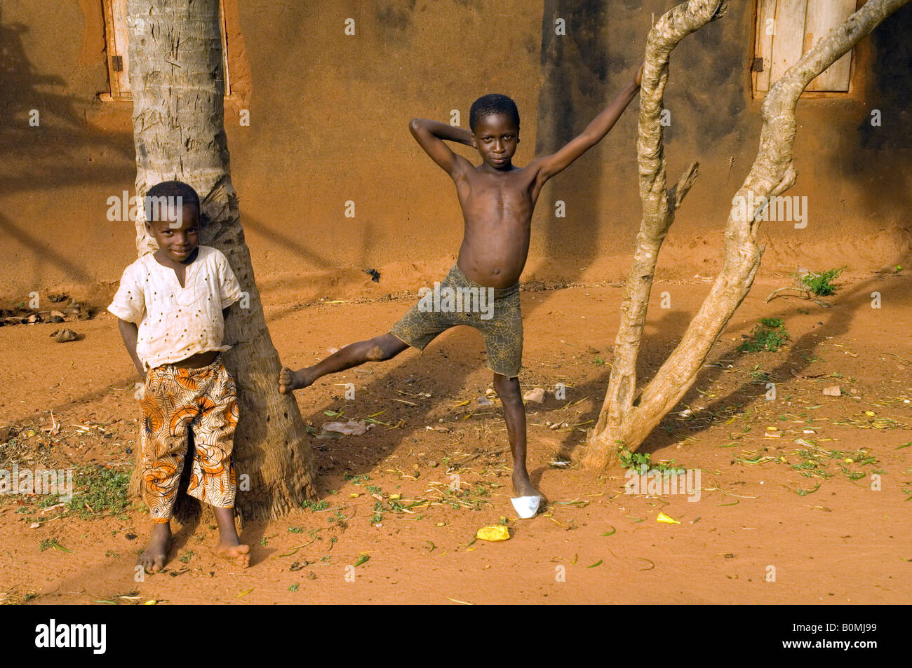 Un garçon curieux posant, Kuluedor, Ghana Banque D'Images