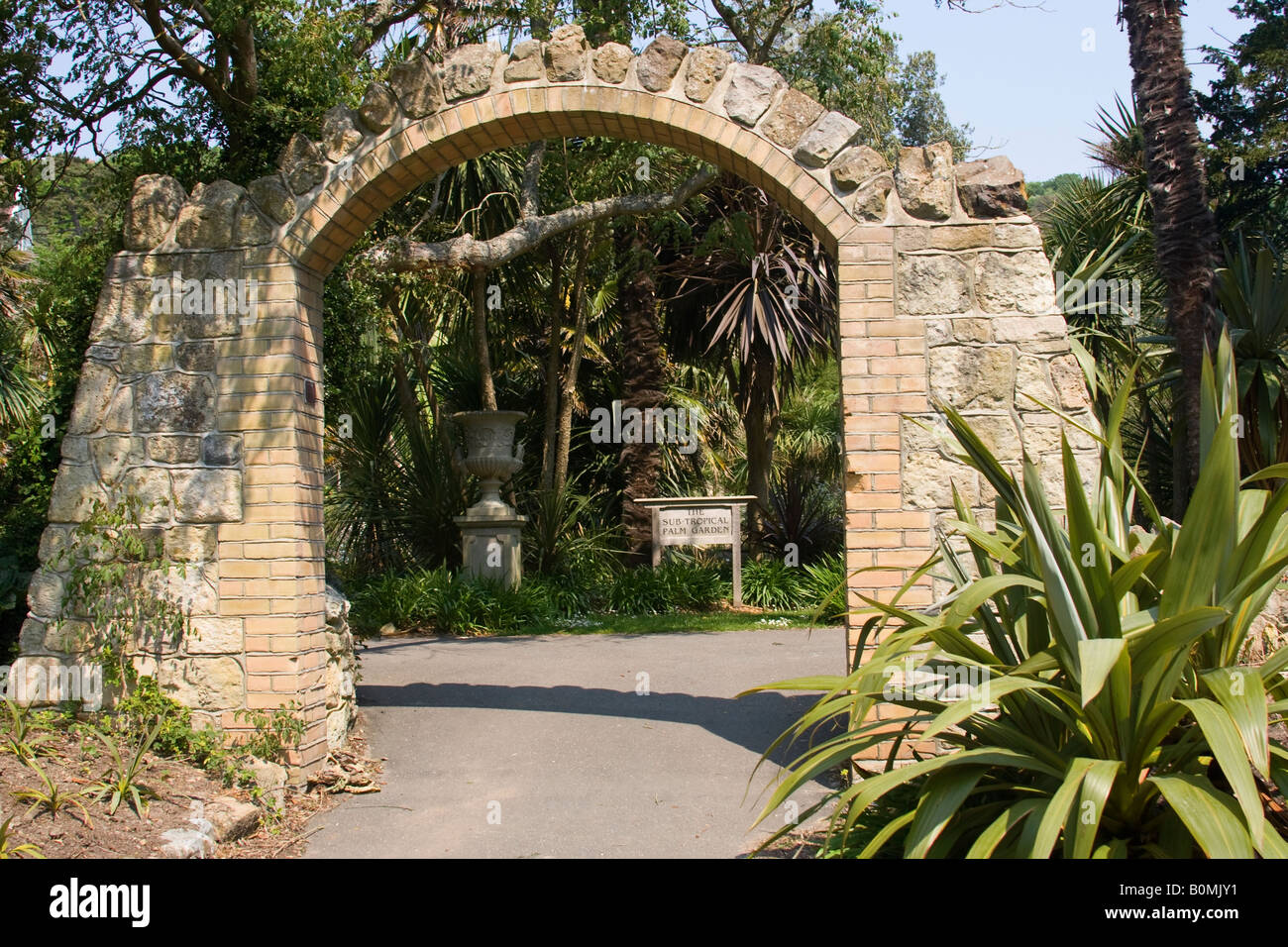 Entrée de la sous-tropical Palm Garden à Ventnor Botanic Gardens, à l'île de Wight, Angleterre, RU Banque D'Images