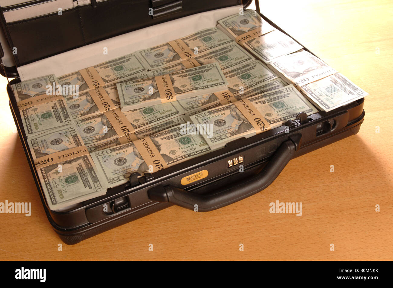 Une mallette pleine de dollars américains de l'argent Photo Stock - Alamy