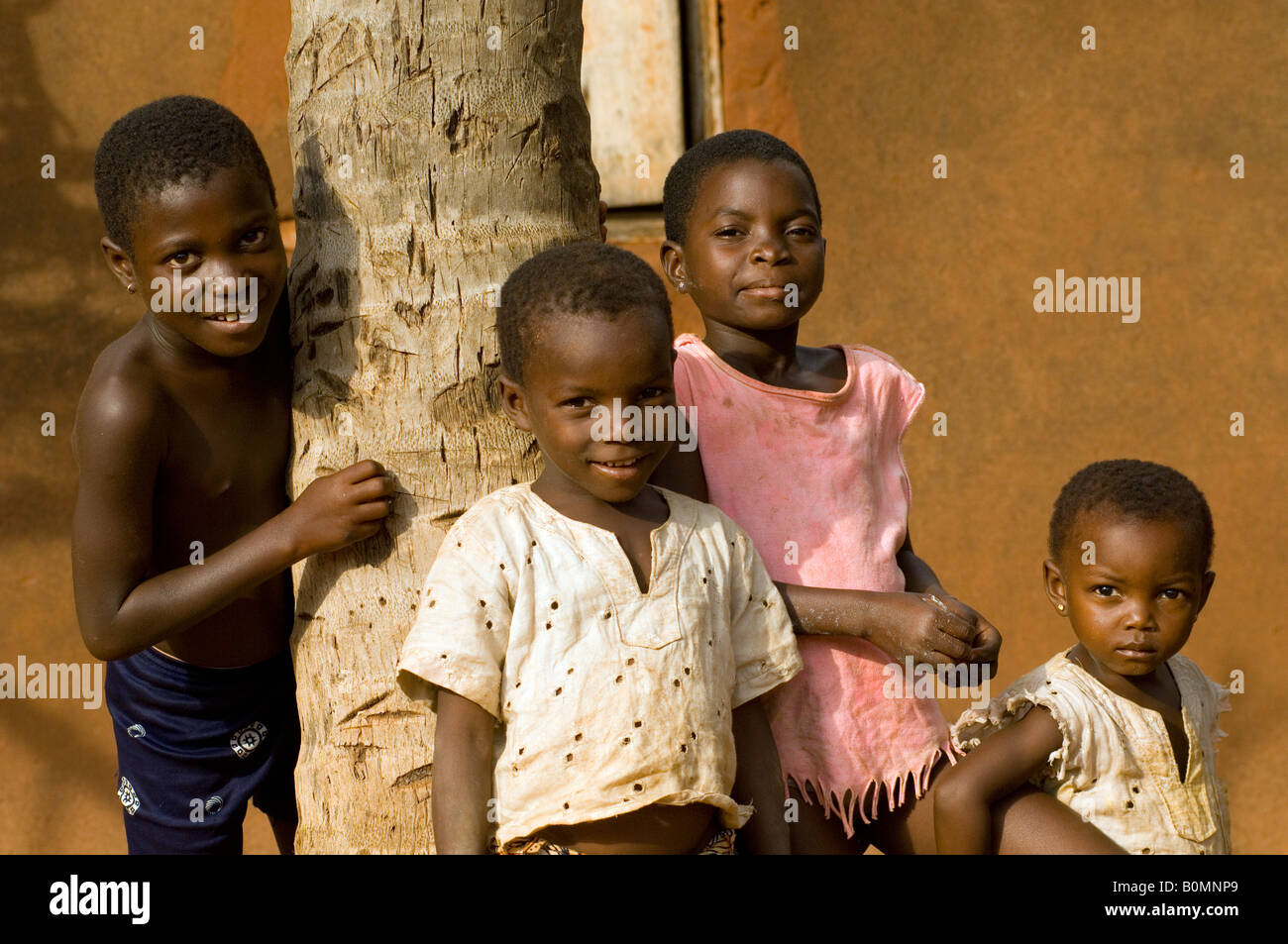 Les enfants curieux à regarder avec plaisir, Kuluedor, Ghana Banque D'Images