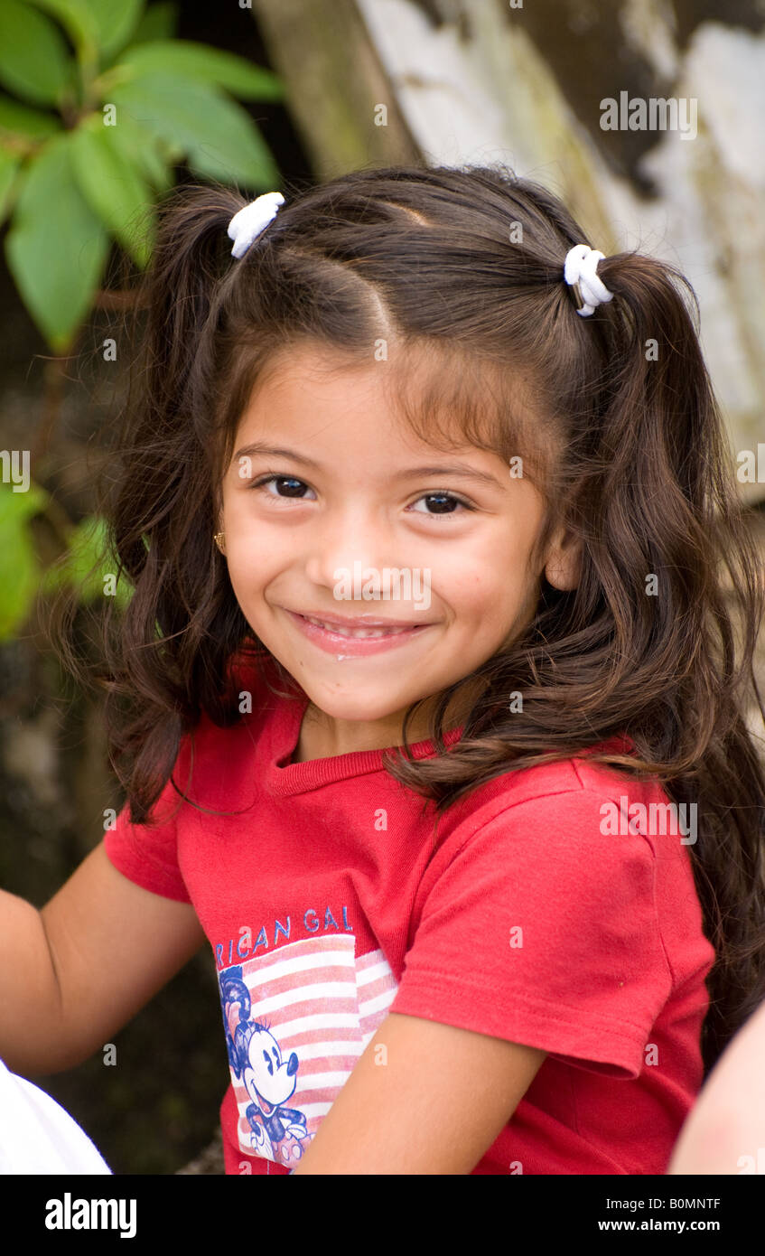 COSTA RICA Portrait of Young Girl bénéficiant d'activités du festival. Banque D'Images