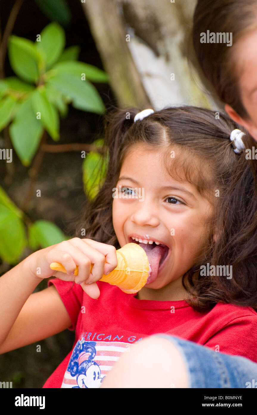COSTA RICA Portrait of young girl enjoying ice cream au cours d'une célébration du festival. Banque D'Images