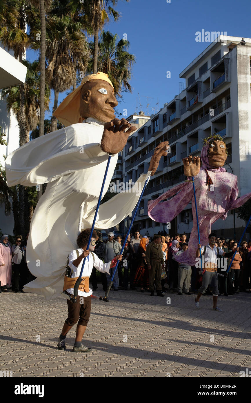 Théâtre vente groupe exécutant dans les rues de Rabat, Maroc Banque D'Images