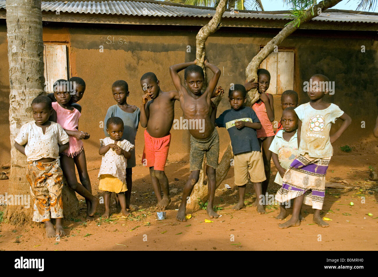 Les enfants curieux à regarder avec plaisir, Kuluedor, Ghana Banque D'Images