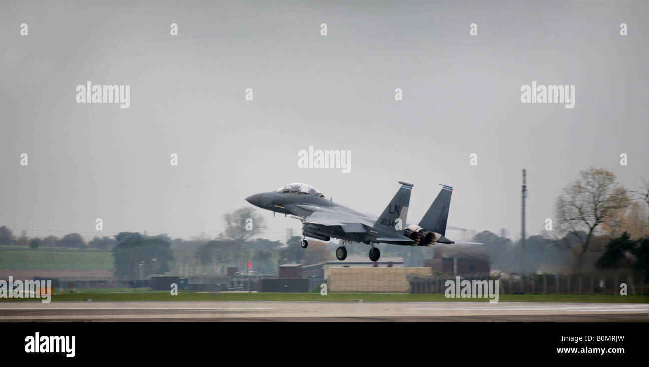 F 15 E Strike Eagle à l'atterrissage à RAF Lakenheath dans le Suffolk en Angleterre Banque D'Images