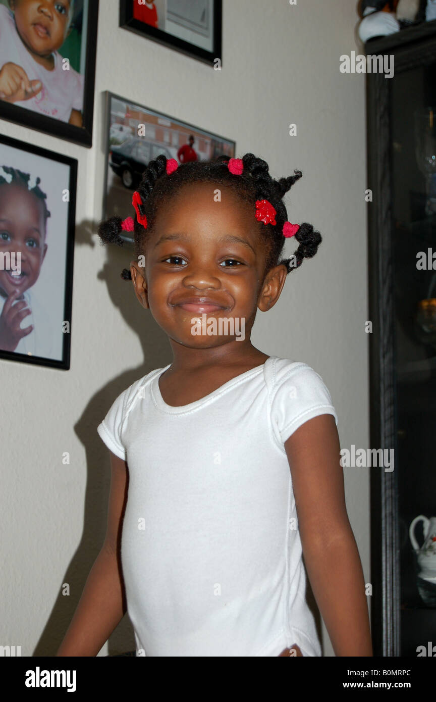 Souriante jeune fille afro-caraïbes Banque D'Images