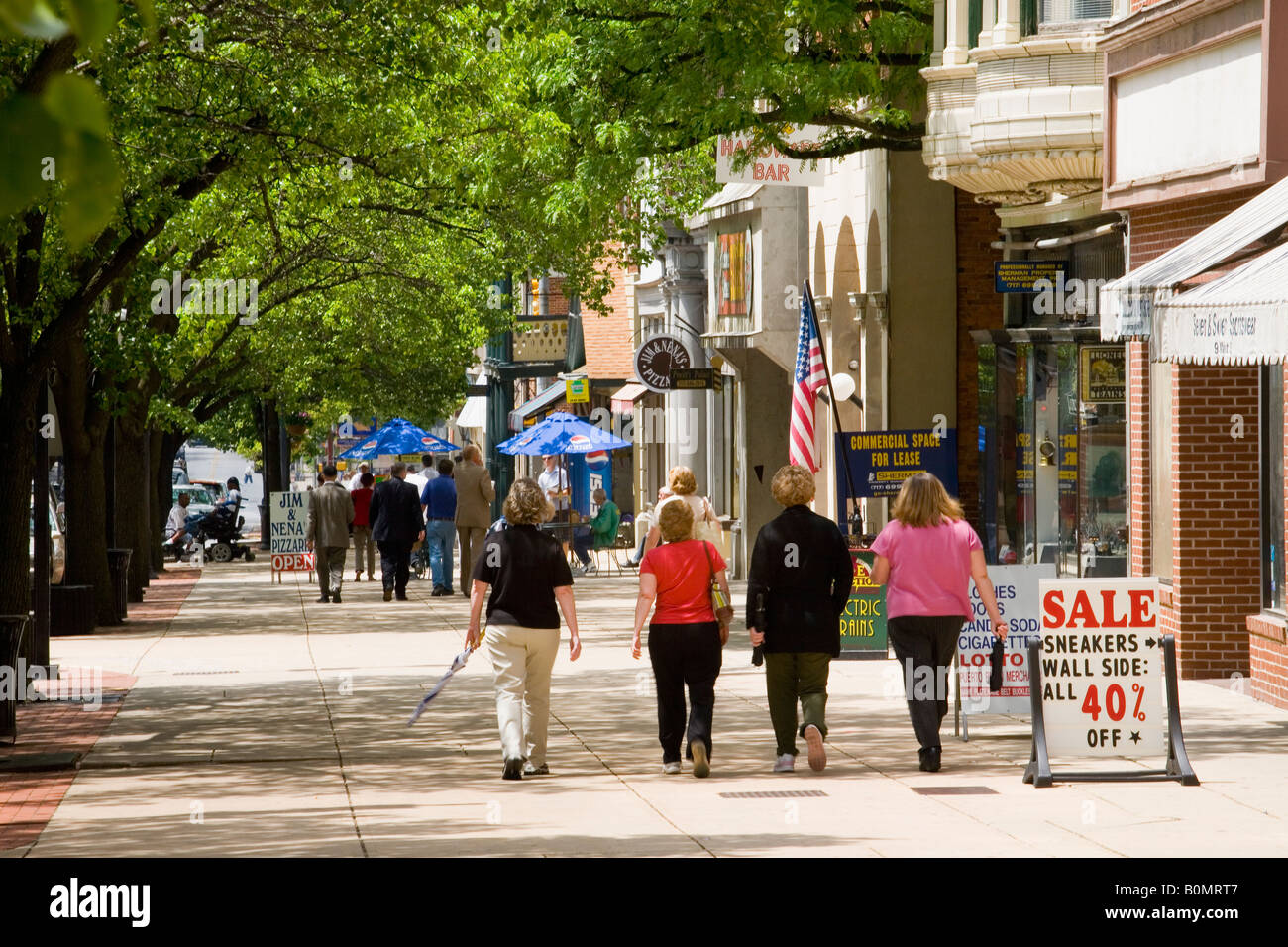 Flânant dans la rue du marché de York, en Pennsylvanie Banque D'Images