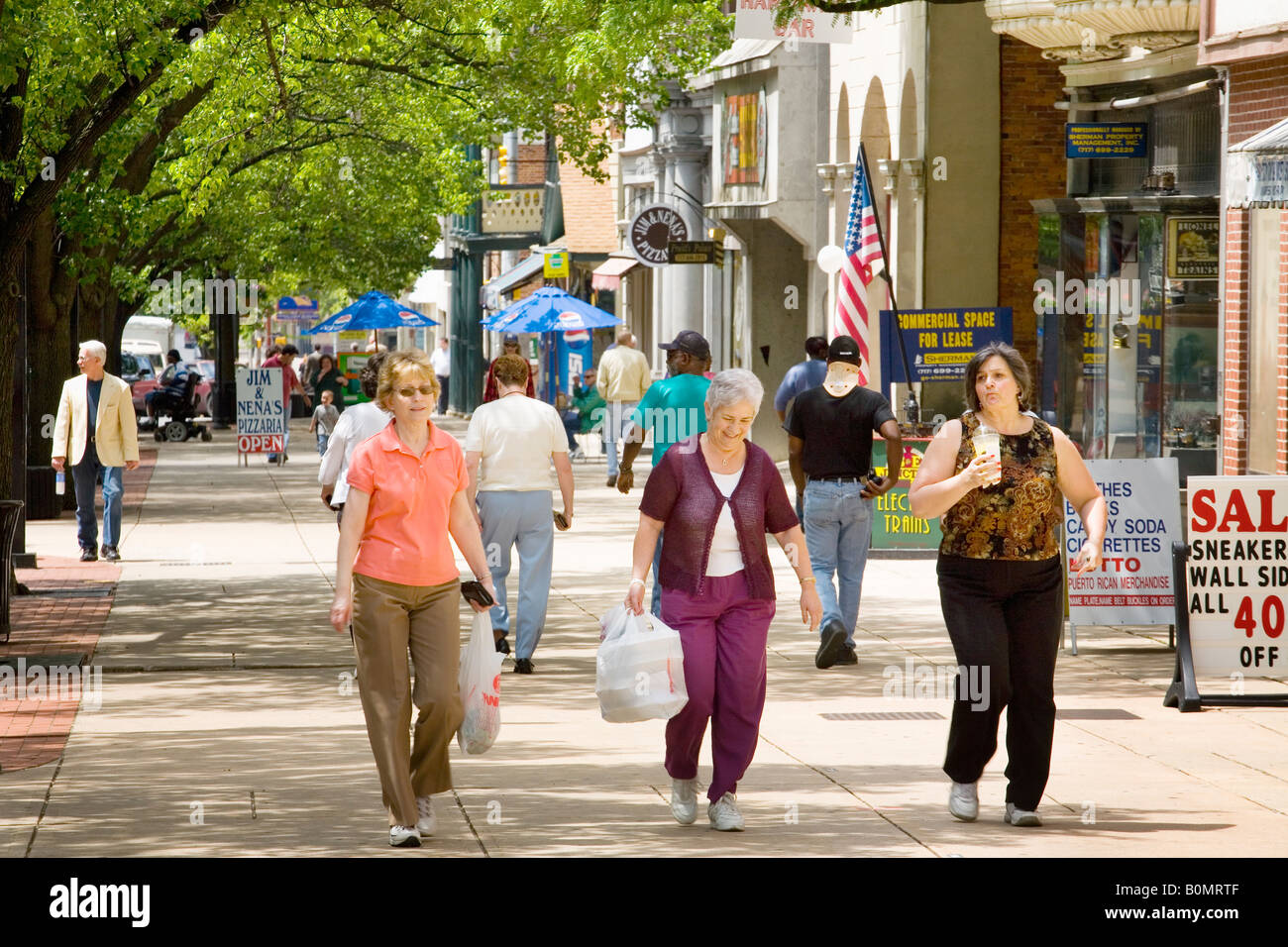 Flânant dans la rue du marché de York, en Pennsylvanie Banque D'Images