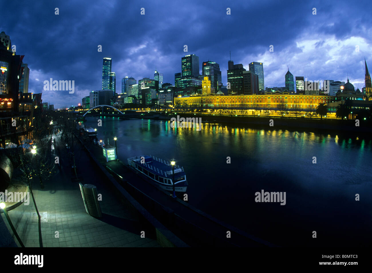 Melbourne et la gare de Flinders Street de l'autre côté de la rivière Yarra, Melbourne, Australie. Banque D'Images