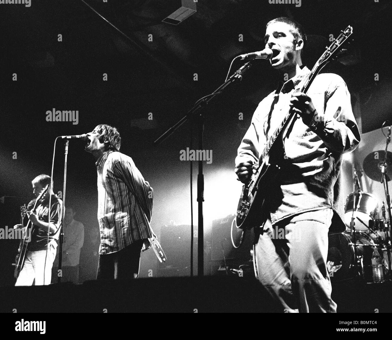 Liam et Noel Gallagher d'Oasis, gallager en live à la Sheffield Octagon Center, 1er décembre 1994 sur le premier Banque D'Images