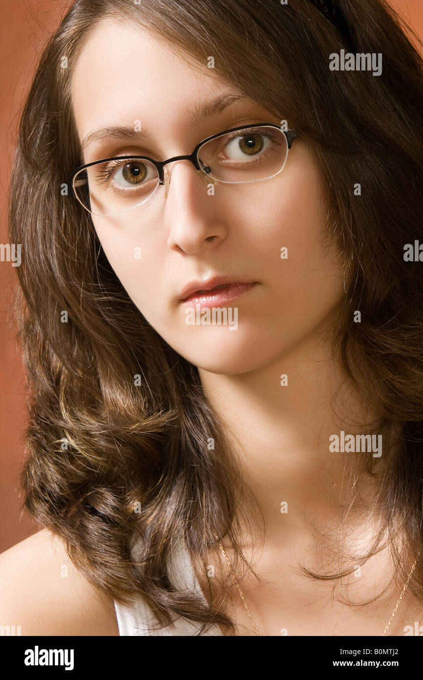 Jeune femme avec des lunettes Portrait Model s Banque D'Images