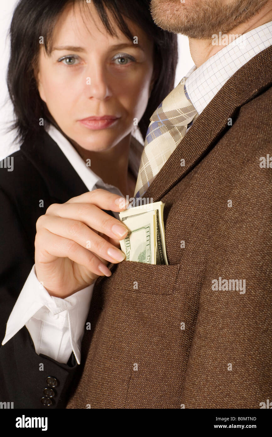 Une femme prend un argent de poche un homme s se concentrer sur l'argent Banque D'Images