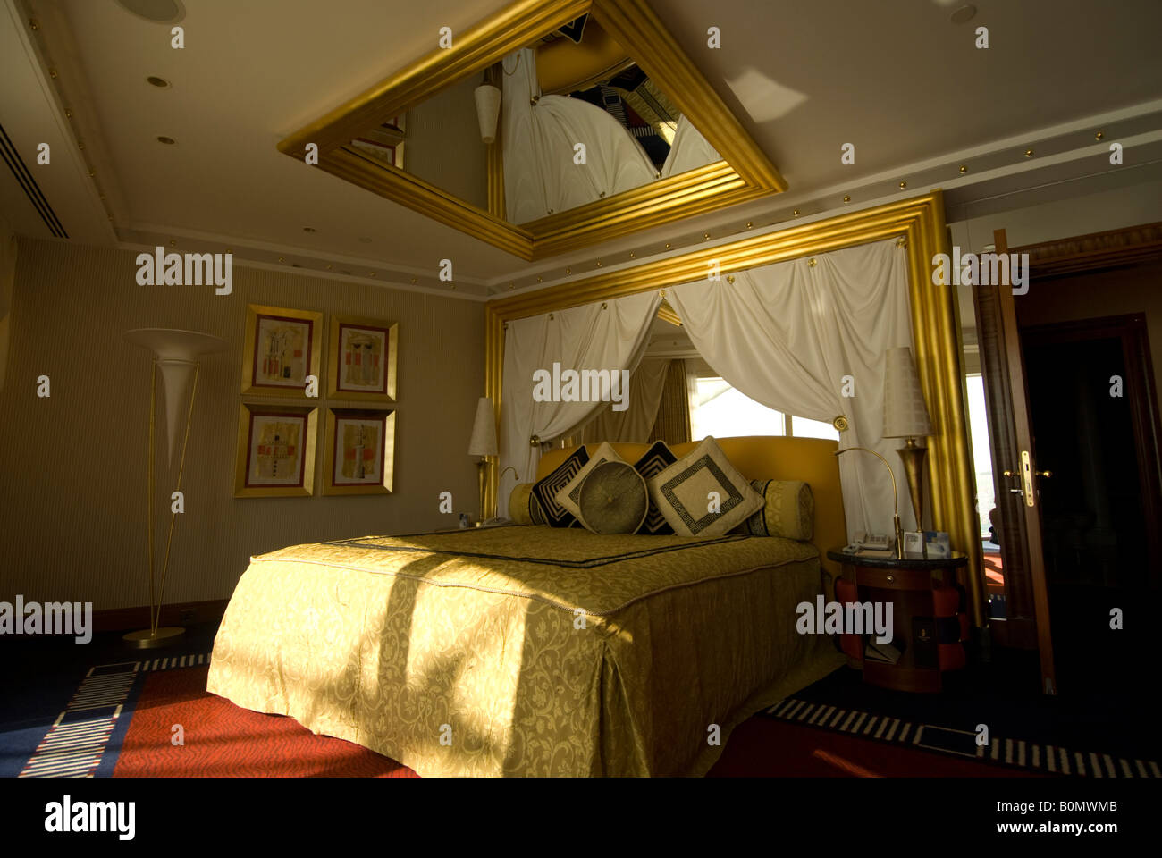 Une chambre avec un miroir sur le plafond à l'hôtel Burj Al Arab. Le seul 7  étoiles au monde, DUBAÏ, ÉMIRATS ARABES UNIS Photo Stock - Alamy