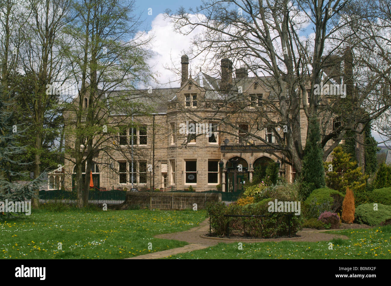 Le Malt Shovel Inn Original vu au-delà de la rue principale de Parkland en Burley Wharfedale Banque D'Images