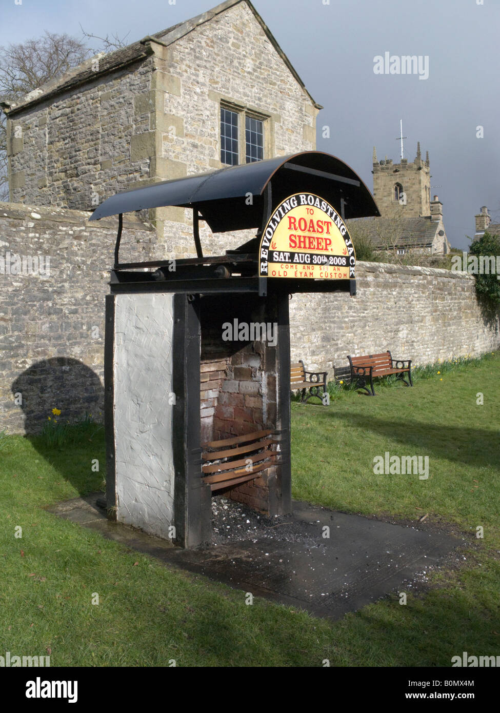 Le grill spit pour le Sheep-Roast annuel Eyam. Eyam, Derbyshire. L'Angleterre. UK Banque D'Images