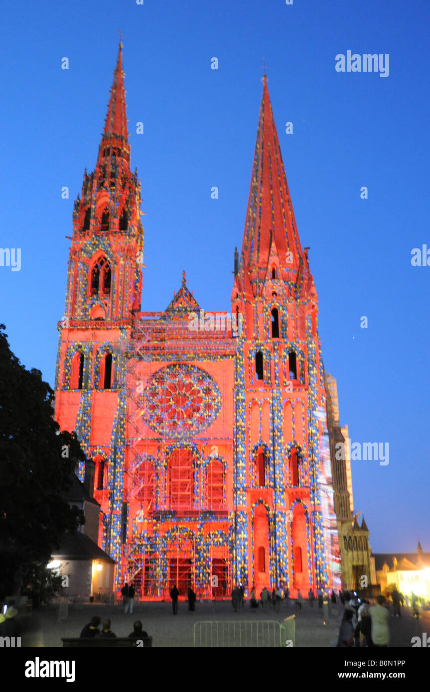 La cathédrale de Chartres, France, allumé au cours de la haute saison touristique, d'avril à septembre, avec des lumières et de la musique. Banque D'Images