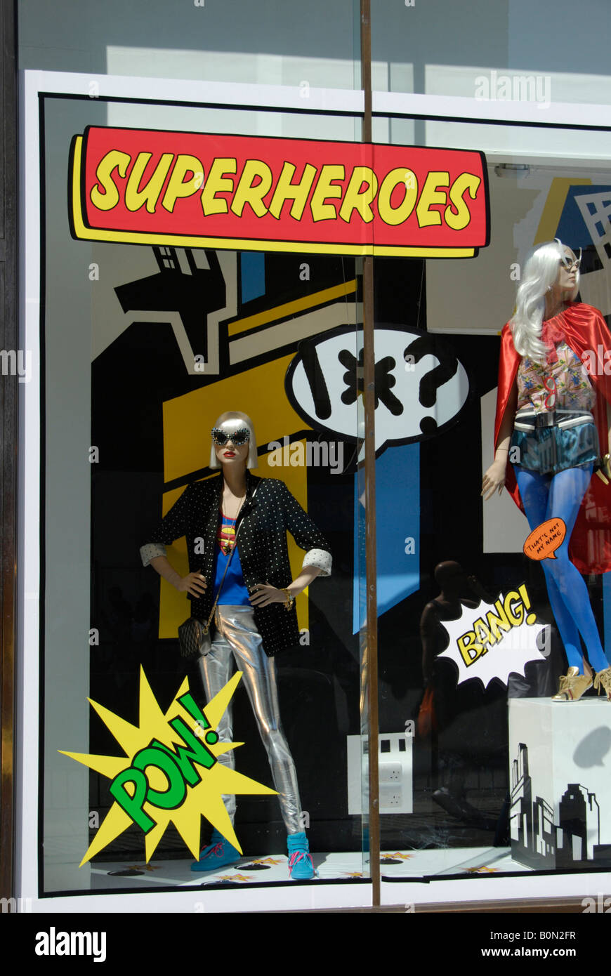 Superheros en affichage de vitrine magasin de mode Topshop dans Oxford Street Londres Banque D'Images