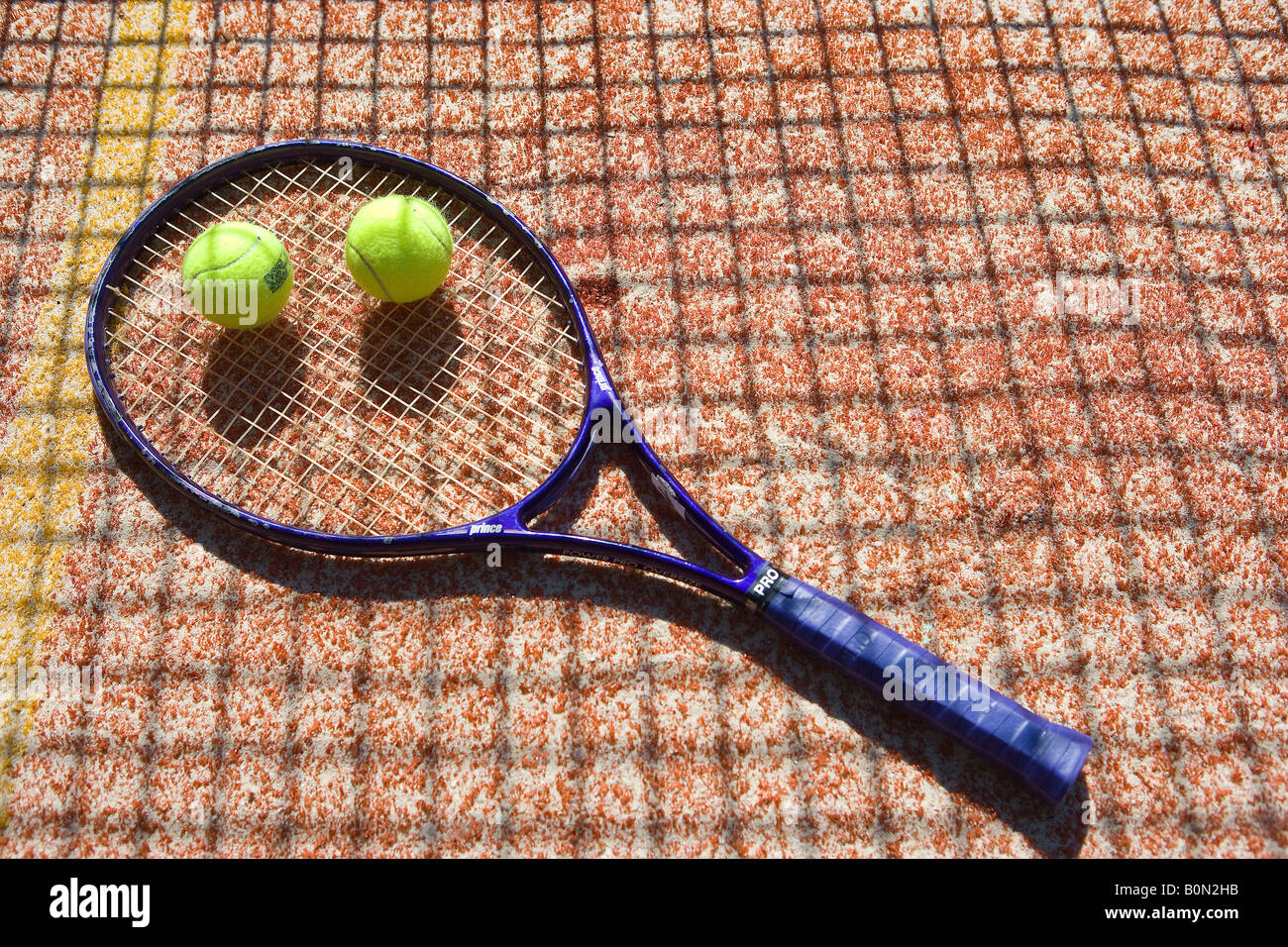 Court de tennis. Une raquette de tennis et de boules. Banque D'Images