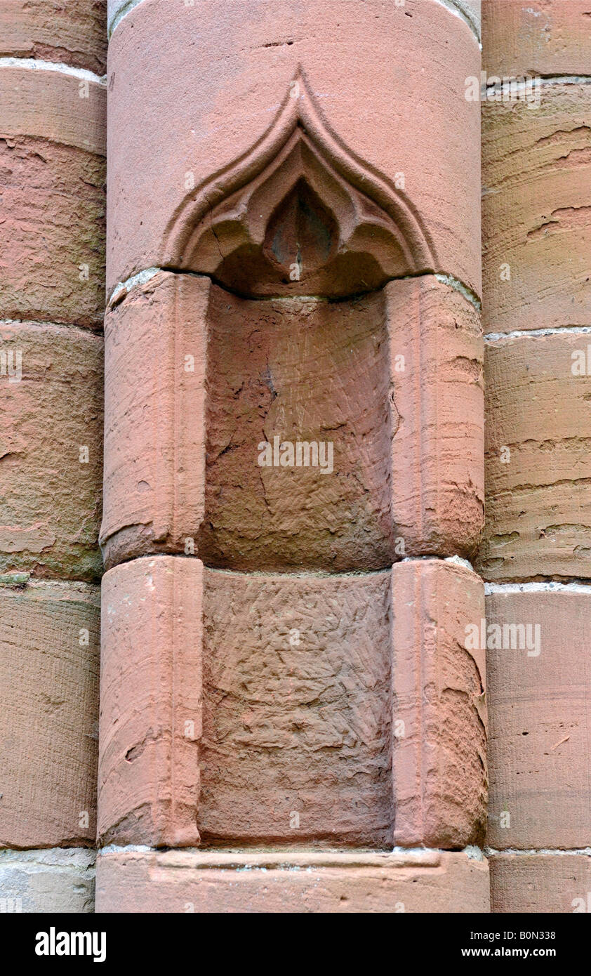 En doucine dirigé niche dans la colonne à l'entrée de la Salle Capitulaire. L''Abbaye de Furness, Cumbria, Angleterre, Royaume-Uni, Europe. Banque D'Images