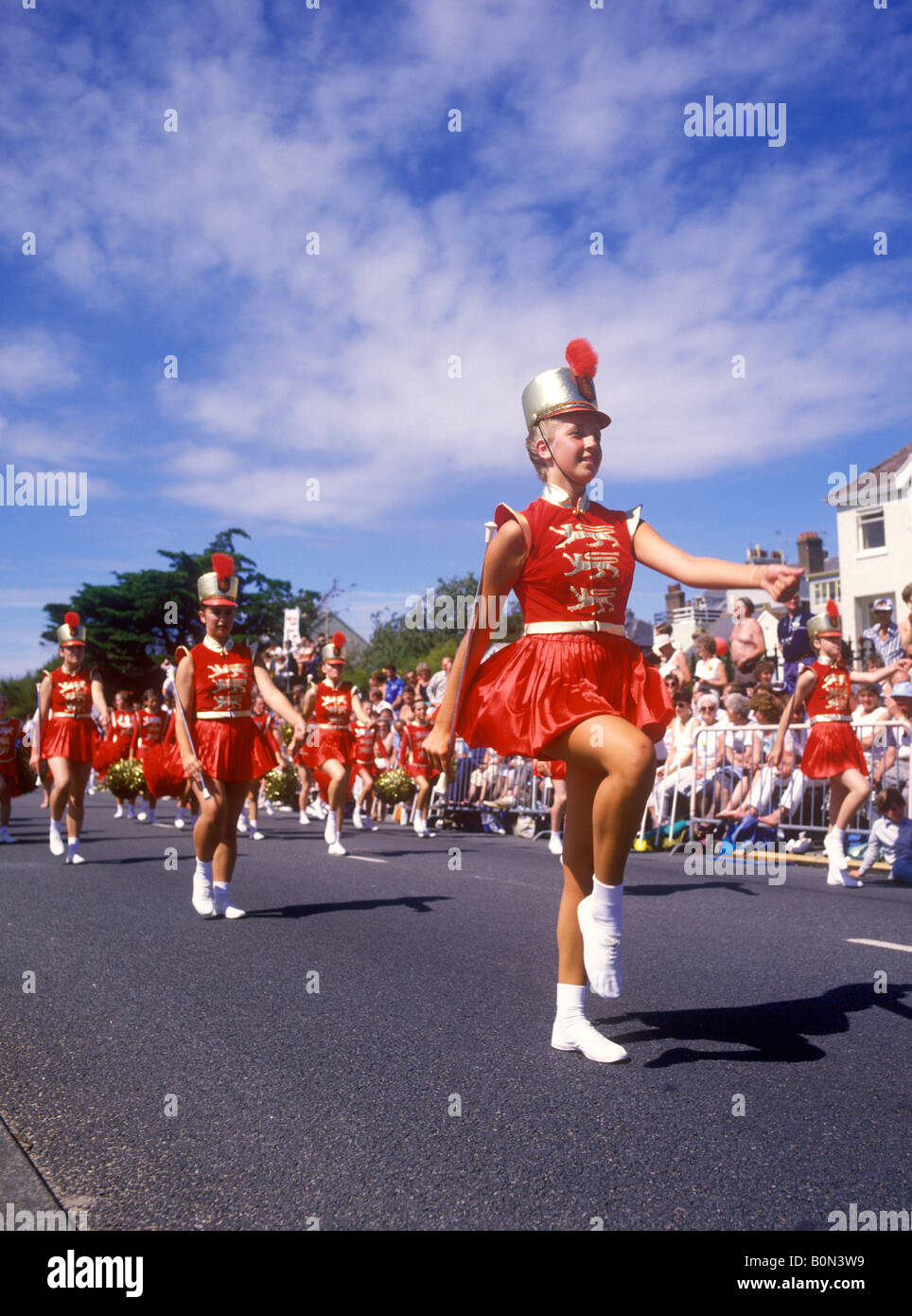 Majorettes Jersey prenant part à la bataille de fleurs Festival Banque D'Images