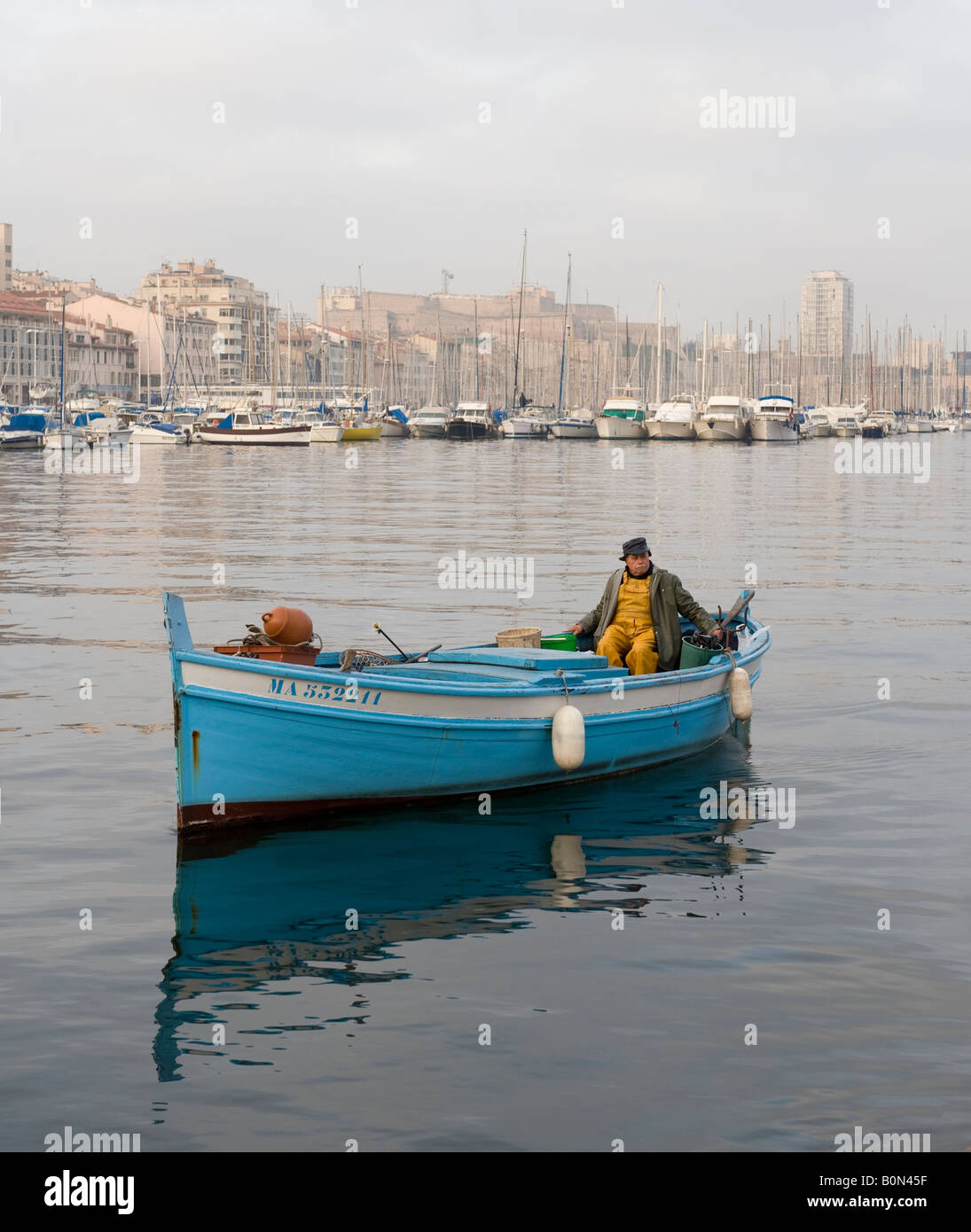 Pêcheur et bateau dans le Vieux Port de Marseille Banque D'Images