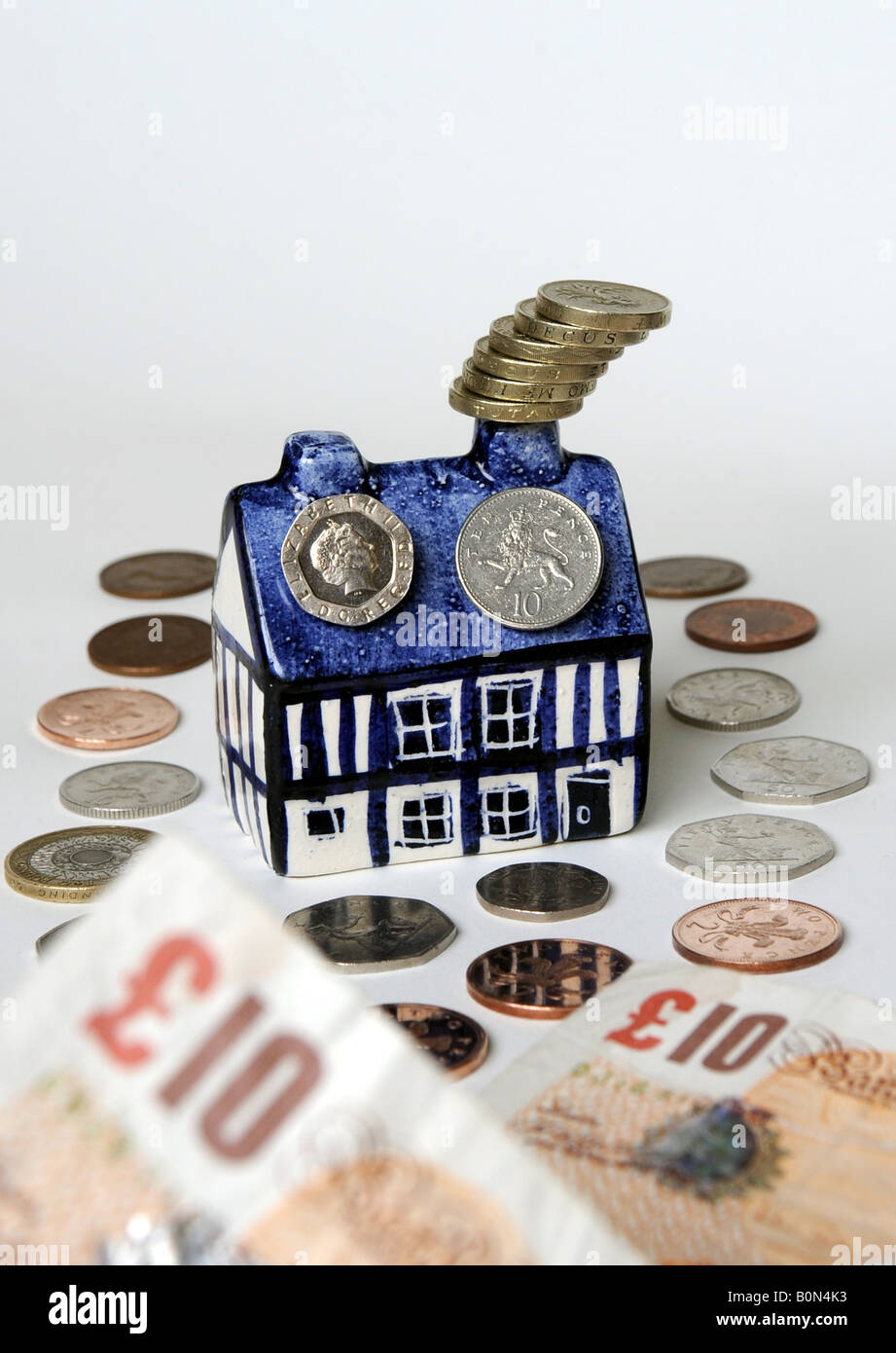 Un modèle cottage anglais traditionnel AVEC LA MONNAIE D'Angleterre, Royaume-Uni. Banque D'Images