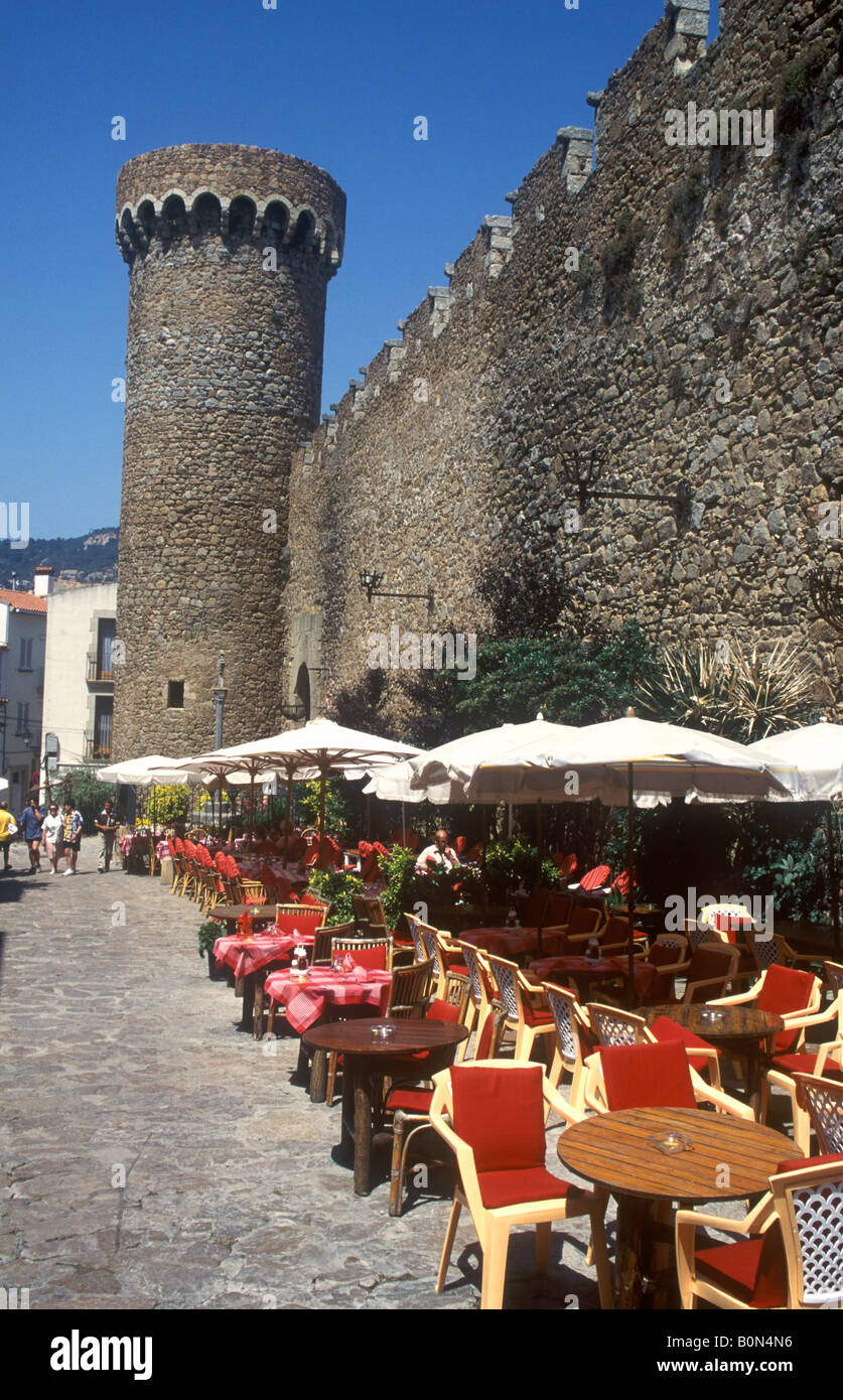 Restaurants en plein air par les murs de la vieille ville de Tossa de Mar Banque D'Images