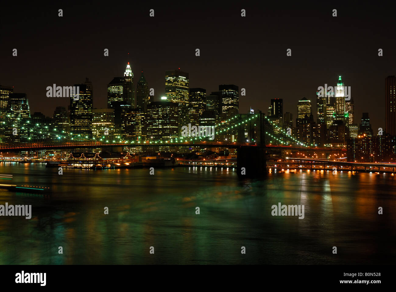 Pont de Brooklyn et Manhattan Skyline at Night Banque D'Images