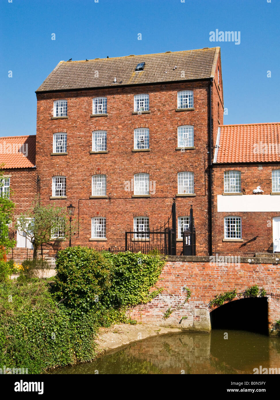 Moulin victorien reconverti sur la rivière rase à Market Rasen, dans le Lincolnshire, Royaume-Uni Banque D'Images