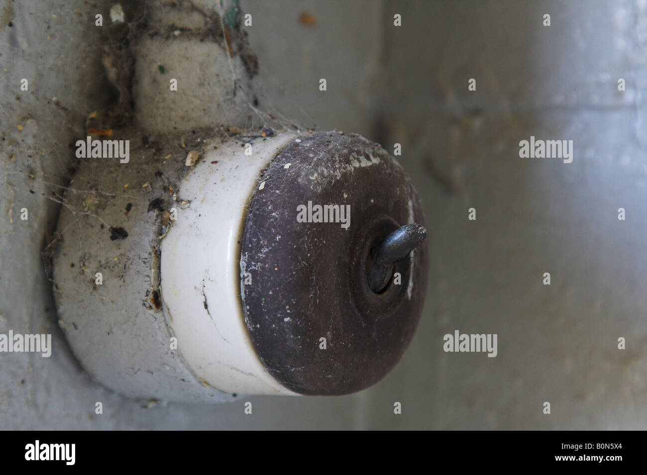 La lumière électrique interrupteur à bascule en bâtiment délabré Banque D'Images