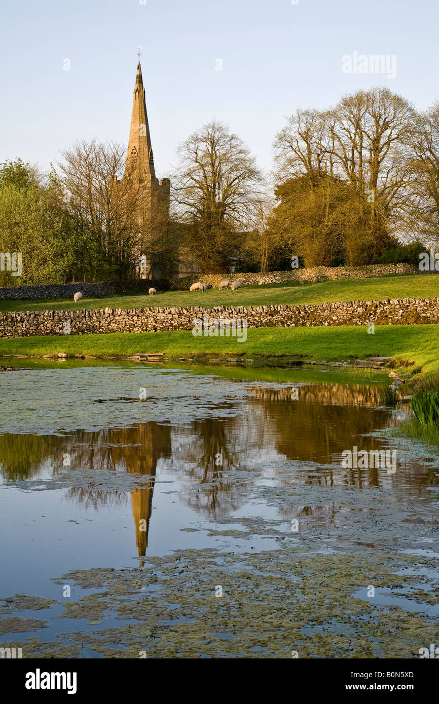 L'étang du village (connu sous le nom de Fere simple) et l'église St Leonard's, Monyash, parc national de Peak District, Derbyshire, Angleterre Banque D'Images