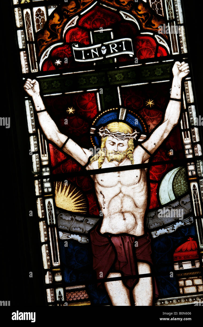 Vitraux de Clayton et de Bell représentant Jésus sur l'église de la Croix St Fabian et St Sebastian, Woodbastwick, Norfolk Banque D'Images