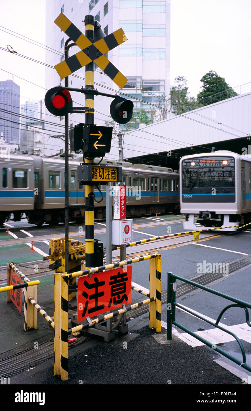 Oct 31, 2004 - Des trains de banlieue traversant une route avant d'entrer dans la gare de Shinjuku et à destination du centre de Tokyo. Banque D'Images