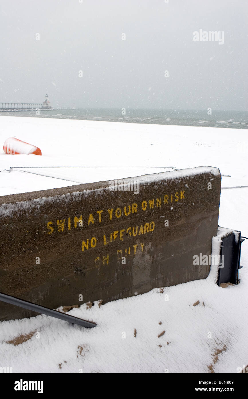 Neige sur nager à vos propres risques signer au lac Michigan Banque D'Images