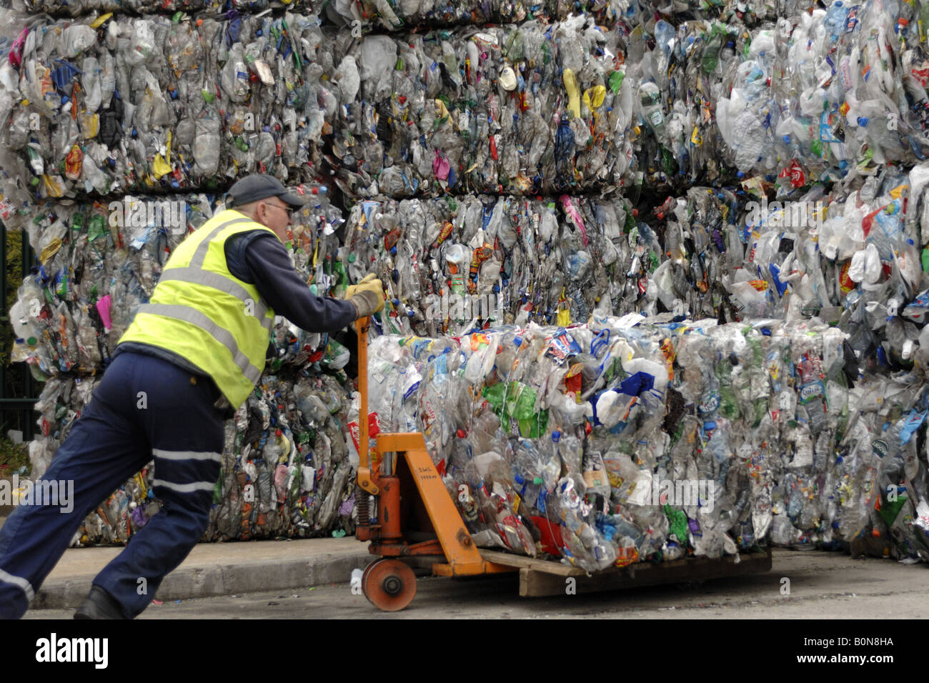 Le recyclage des plastiques mélangés au Teignbridge district council chantier de recyclage à Newton Abbot Devon Banque D'Images