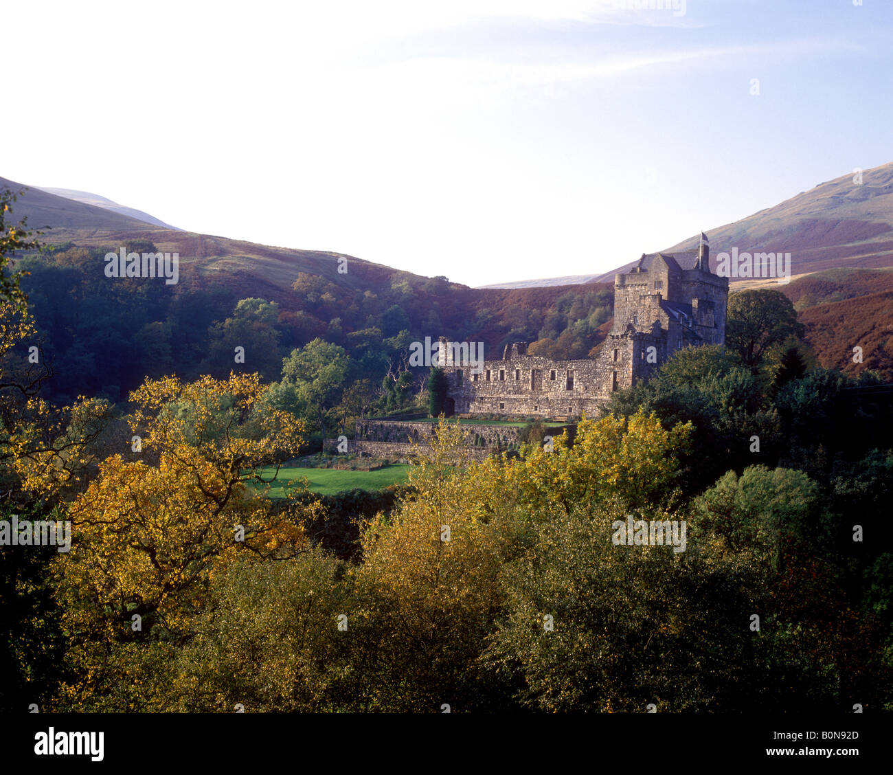 Vue sur le château médiéval en Dollar Glen Campbell au pied de la monts Ochil (National Trust) Banque D'Images