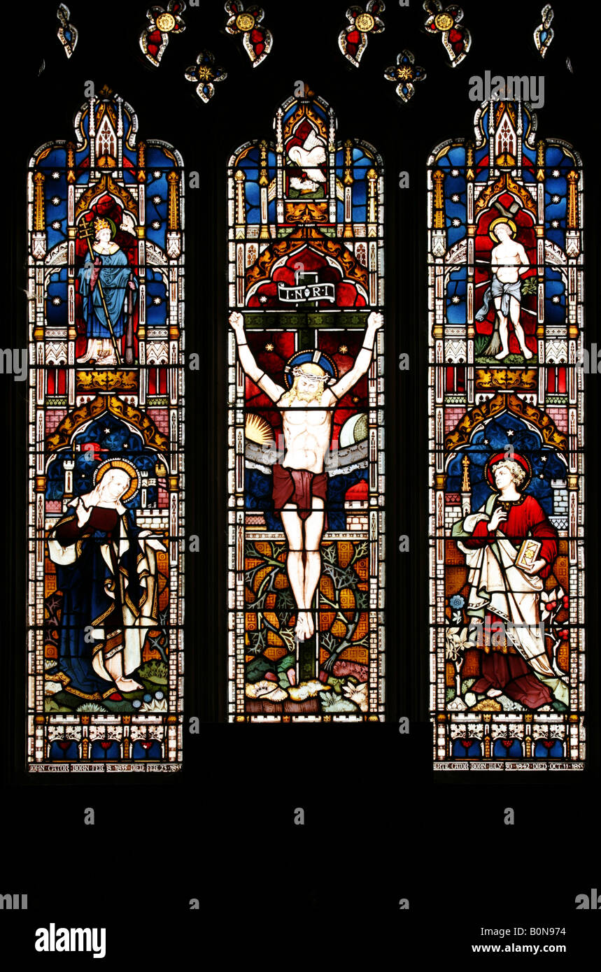 Vitraux de Clayton et de Bell représentant la Crucifixion de Jésus-Christ, Woodbastwick St Fabian St Sebastian Banque D'Images