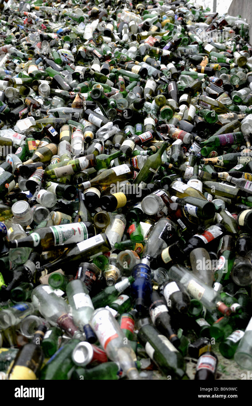 Le recyclage du verre mixte au Teignbridge district council chantier de recyclage à Newton Abbot Devon Banque D'Images