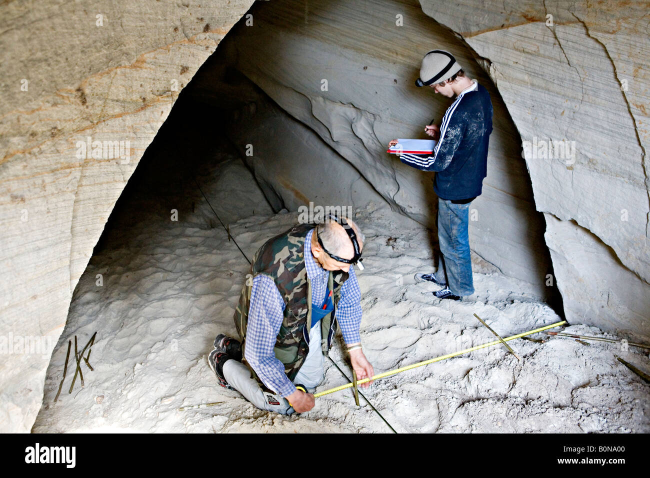 Longueur de mesure les gens tout en explorant des caverne à Vaidavas Fortin dans le Parc National de Gauja Lettonie Banque D'Images