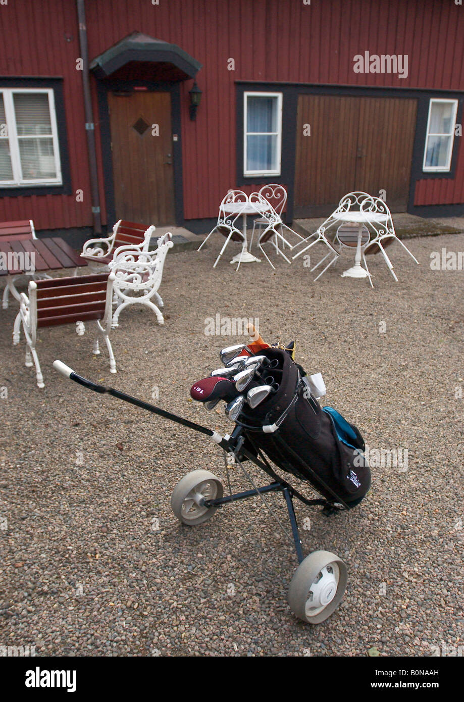 Sac de golf sur un chariot à l'extérieur d'un club house du golf en Suède Banque D'Images