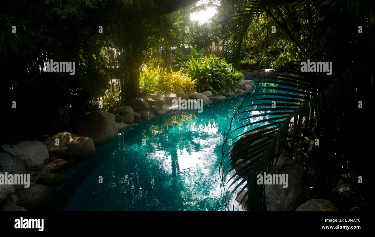 La jungle comme la piscine de l'hôtel de luxe 5 étoiles situé en bord de mer, Hôtel Hyatt Regency Hua Hin, Thaïlande Banque D'Images