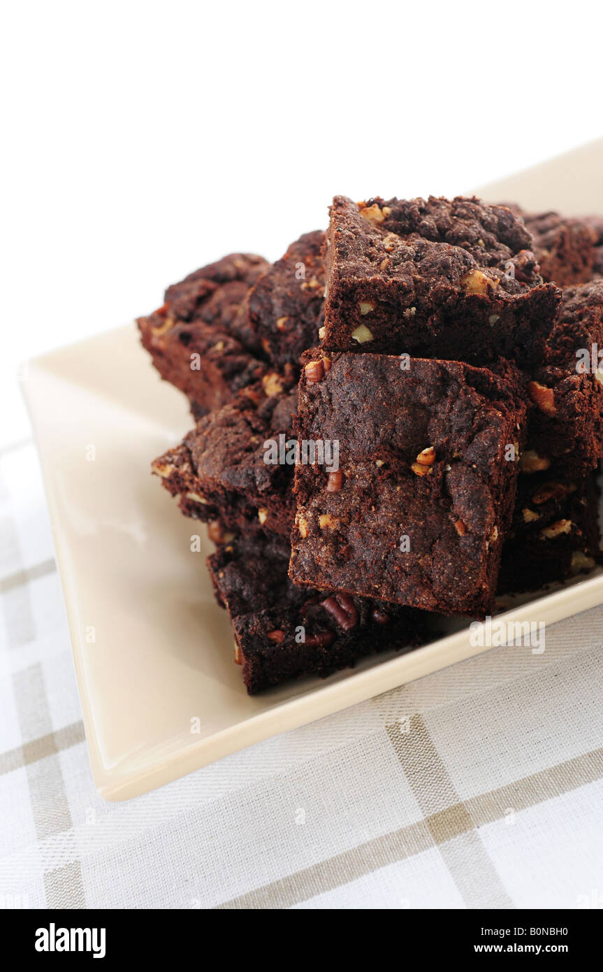 Brownies au chocolat maison servis sur une plaque Banque D'Images