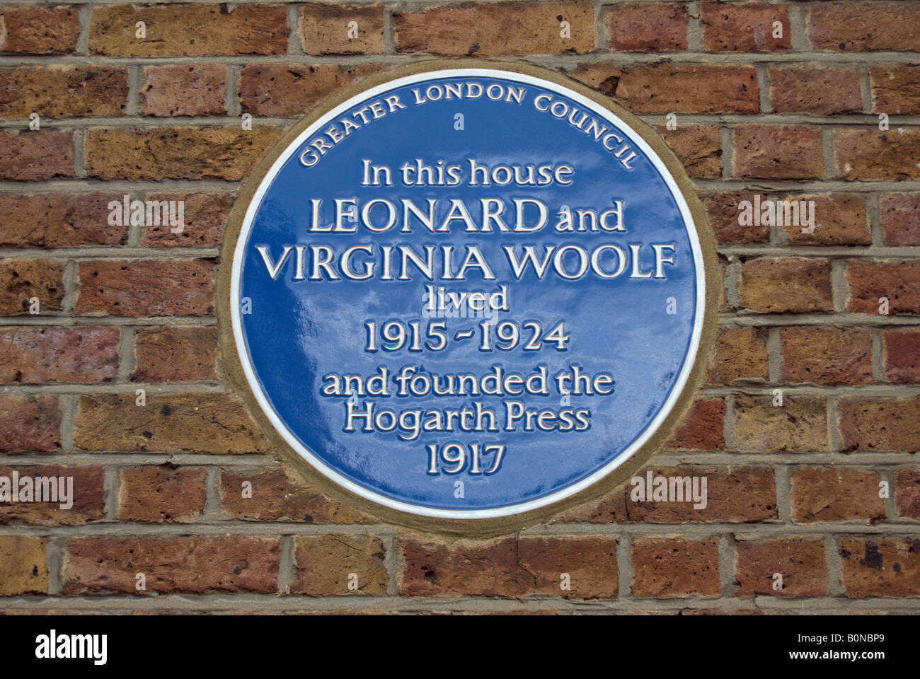 Blue plaque marquant l'ancienne maison de l'écrivain Virginia Woolf et son mari, Leonard Woolf, Richmond, Surrey, Angleterre Banque D'Images