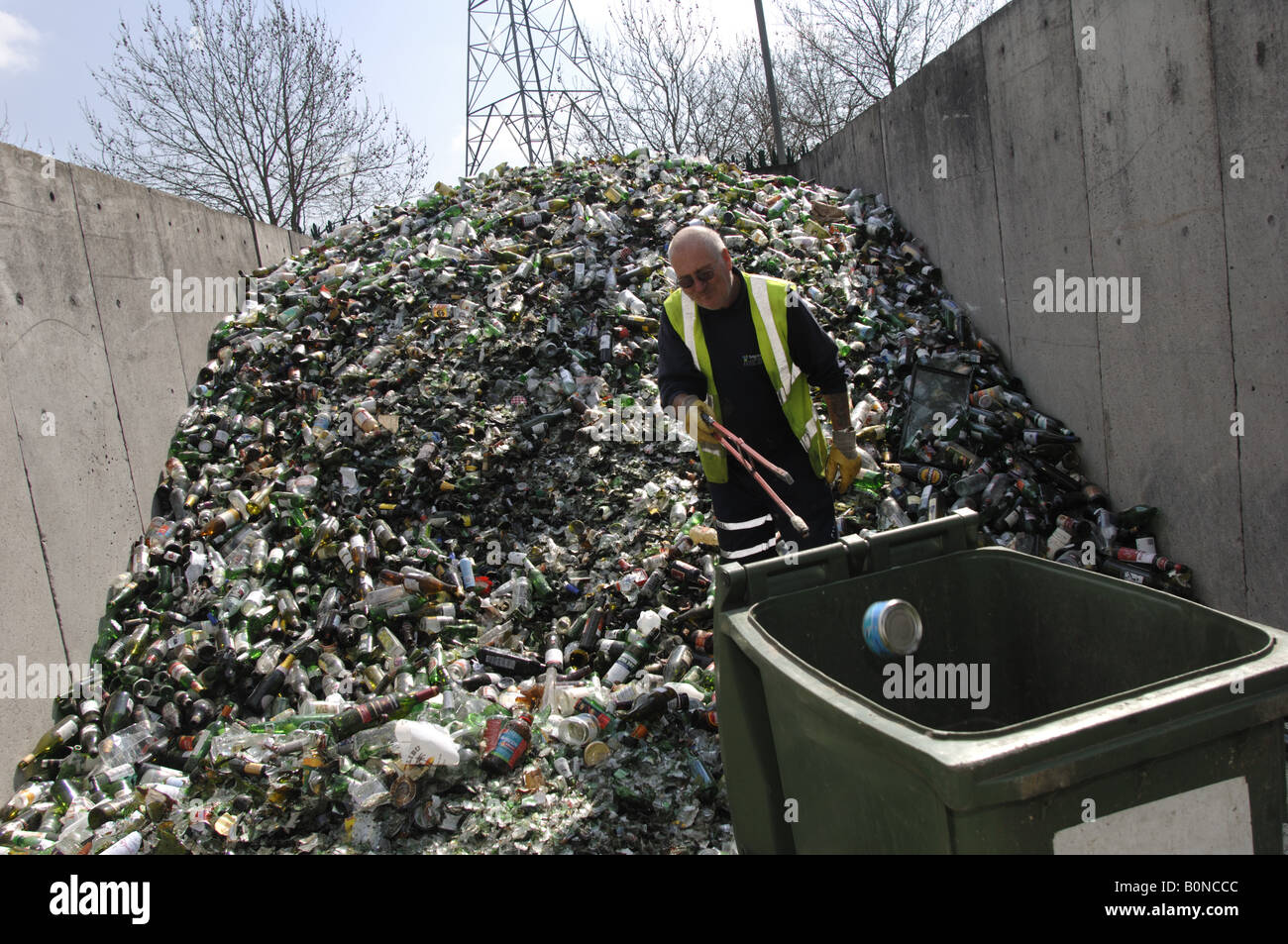 Le recyclage du verre mixte au Teignbridge district council chantier de recyclage à Newton Abbot Devon Banque D'Images