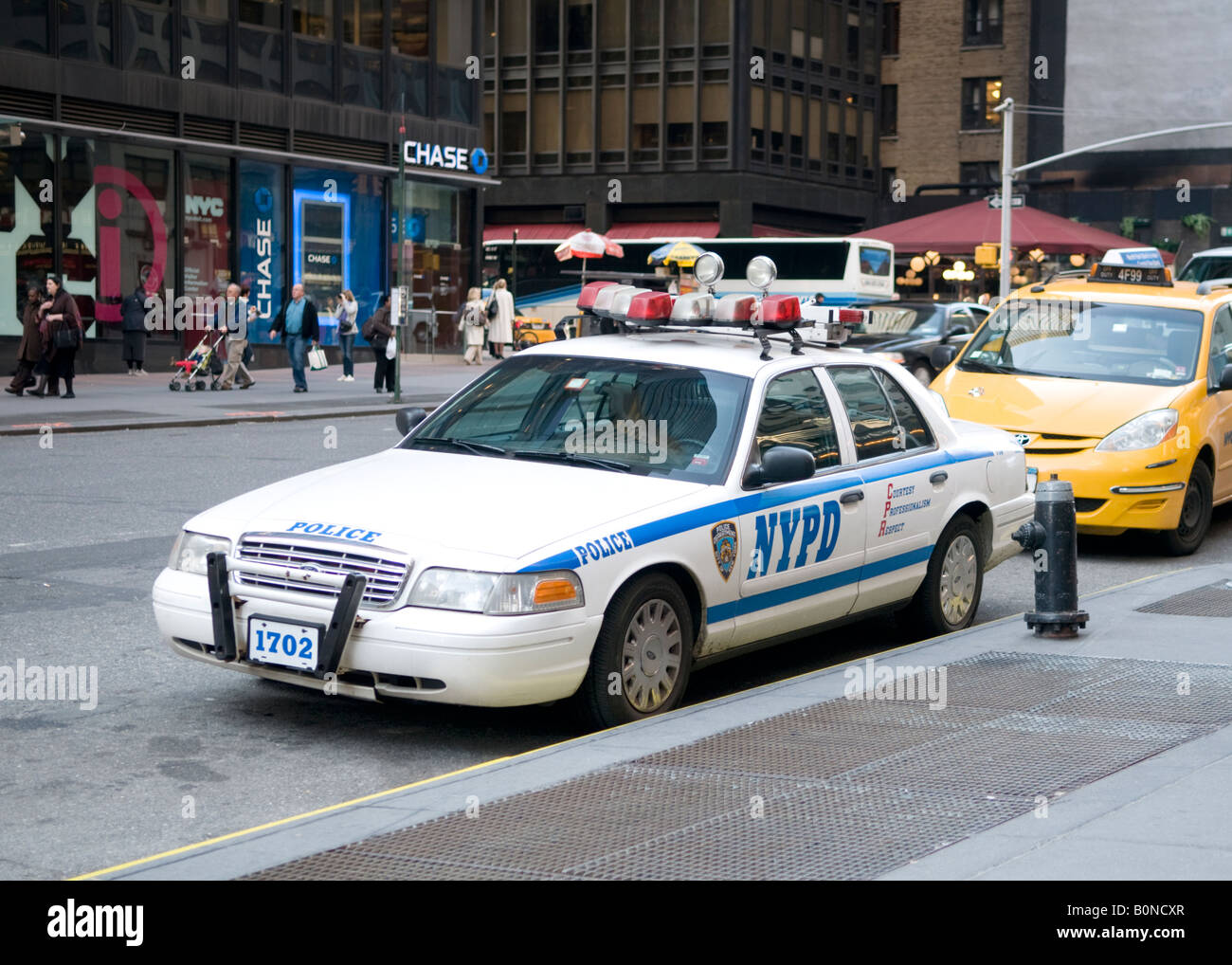 New York Police voiture garée au poteau incendie Banque D'Images